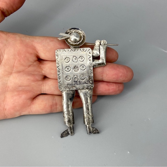 Vintage Sterling Silver Peruvian Brooch Flute Player in Ethnic Dress Stamped 925 - Picture 3 of 16